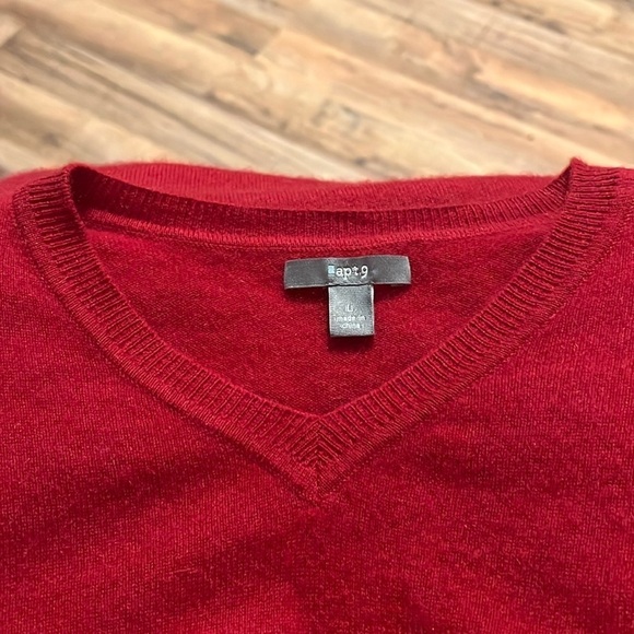 Apt. 9 red 100% cashmere v-neck sweater Christmas Holiday - Picture 6 of 9